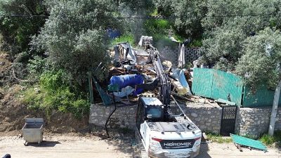 İlçenin Müşküle Mahallesi’nde devam eden yıkım çalışmaları gün boyu sürerken