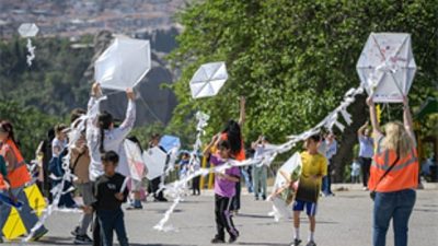 İzmir Büyükşehir Belediyesi, çocukların, kadınların ve mahalle sakinlerinin katıldığı “Gökyüzüne