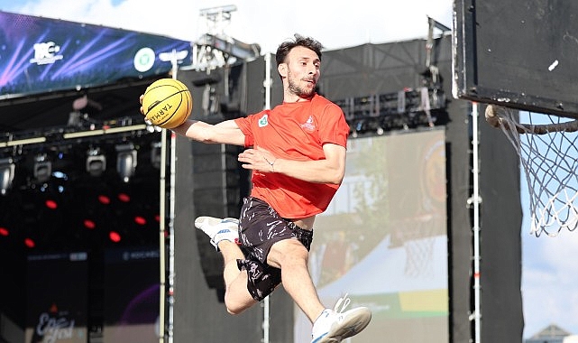 “Karizma Show” EnFest’te havalara uçtu Türkiye’nin ilk ve tek akrobatik basketbol ekibi olma unvanını taşıyan