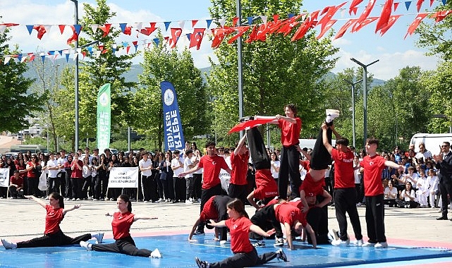 Kartepe’de 19 Mayıs Coşkusu Gazi Mustafa Kemal Atatürk’ün Samsun’a çıkışıyla başlayan milli mücadelenin 107.