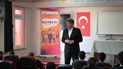 'Gençlik Buluşmaları' kapsamında gençlerle bir araya gelmeye devam eden Kartepe
