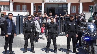 Keçiören Belediyesi Zabıta Müdürlüğü ekipleri, okulların dağılma saatinde öğrencilerin güvenliği