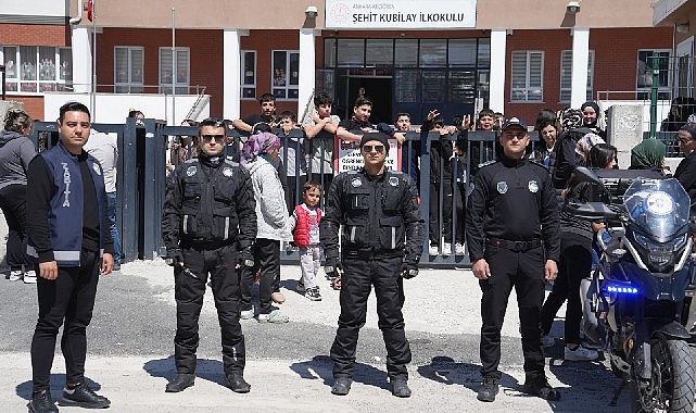 Keçiören Belediyesi Zabıta Müdürlüğü ekipleri, okulların dağılma saatinde öğrencilerin güvenliği