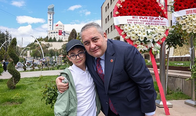 Keçiören’de 19 Mayıs Kutlamaları Çelenk Sunma Töreni İle Başladı Keçiören’de 19 Mayıs Atatürk’ü Anma Gençlik ve Spor Bayramı kutlamaları