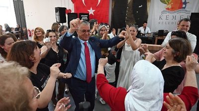Kemer Belediyesi, Anneler Günü dolayısıyla ilçede yaşayan annelere etkinlik düzenledi.