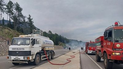 Kemer Kumluca karayolunda meydana gelen kaza nedeniyle bir araçta çıkan