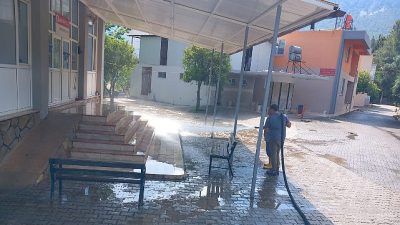 Kemer Belediyesi Park ve Bahçeler Müdürlüğü ekipleri, yaklaşan Kurban Bayramı
