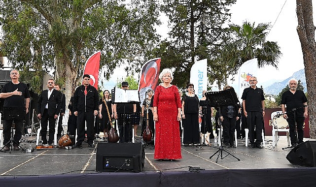 Bahriye Kocadağ’ın çalıştırdığı Türk Sanat Müziği Korosu, Kemer’de konser verdi.