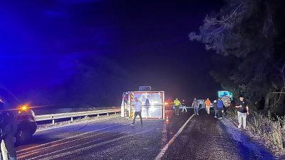 Kemer’de yola dökülen mazot nedeniyle kayganlaşan yolda kontrolden çıkan tır