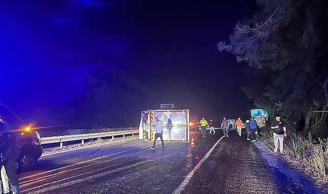 Kemer’de yola dökülen mazot kazaya neden oldu Kemer’de yola dökülen mazot nedeniyle kayganlaşan yolda kontrolden çıkan tır