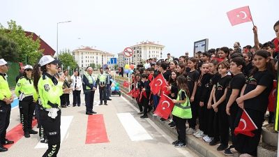 Nilüfer Belediyesi, Kızılcıklı Mahallesi’nde trafik güvenliği açısından risk oluşturan sokağı,