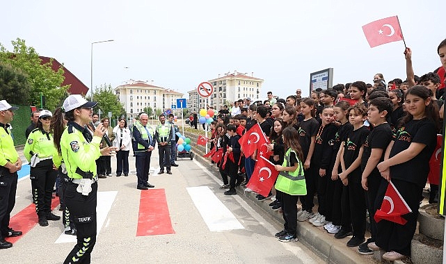 Nilüfer Belediyesi, Kızılcıklı Mahallesi’nde trafik güvenliği açısından risk oluşturan sokağı,