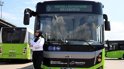 Kocaeli Büyükşehir Belediyesi iştiraki UlaşımPark’ta görev yapan kadın otobüs şoförleri,