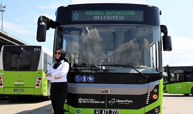 Kocaeli Büyükşehir Belediyesi iştiraki UlaşımPark’ta görev yapan kadın otobüs şoförleri,