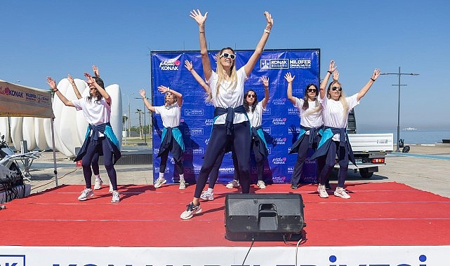 Konak Belediyesi’nin “Konaklı Anneler Sporla Mutlu” etkinliği için Karantina Meydanı’nda