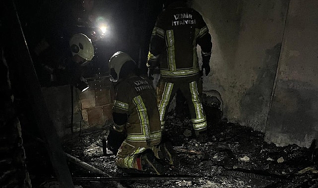 Konak'ta üç katlı bir binanın üçüncü katında gece çıkan yangına