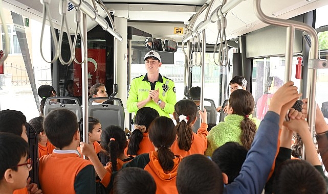 Konya’daki Öğrenciler “Nezaket Otobüsü” ile Trafikte Görgü Kurallarını Öğreniyor Konya Büyükşehir Belediyesi’nin Türkiye’ye örnek olan “Trafikte Nezaket ve Görgü