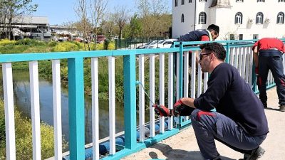 Kocaeli Büyükşehir Belediyesi, korkuluk montajı ve boyama çalışmalarıyla şehir estetiğini