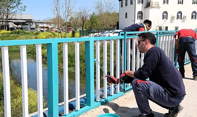 Kocaeli Büyükşehir Belediyesi, korkuluk montajı ve boyama çalışmalarıyla şehir estetiğini