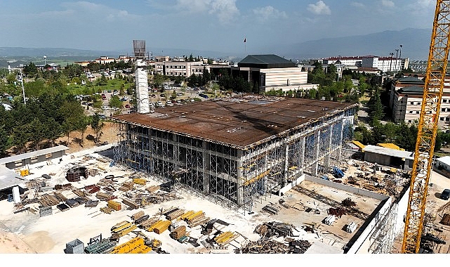 KOÜ Umuttepe Cami ve Otoparkı hızla yükseliyor Kocaeli Büyükşehir Belediyesi’nin 20 bin metrekarelik alan üzerinde planladığı “Umuttepe