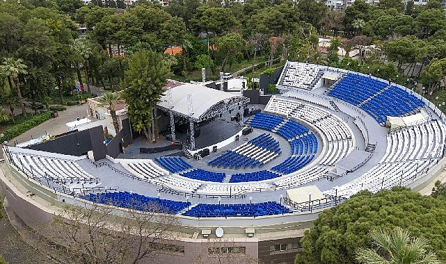 İzmir Büyükşehir Belediyesi, Atatürk Açıkhava Tiyatrosu’nu yeni sezona hazırladı. Koltuklar