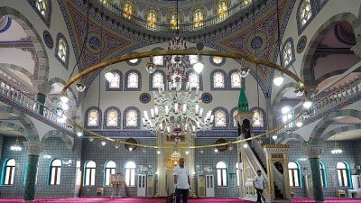 Maltepe Belediyesi ilçe genelindeki ibadethaneleri temizleyerek Kurban Bayramı’na hazırlıyor.