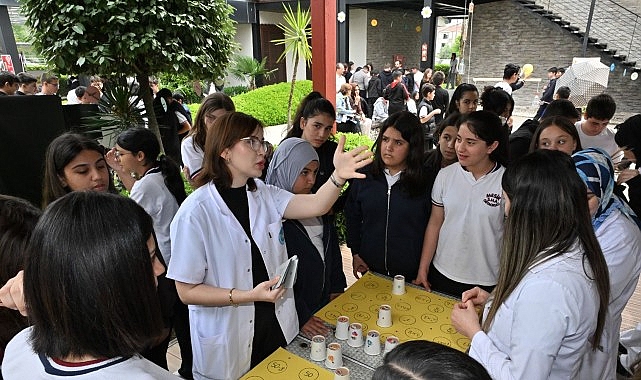 Manisa Büyükşehir Belediyesi tarafından “Gelecek Çiçek Açıyor” sloganıyla düzenlenen Bahar