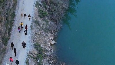 Menderes Belediyesi kadınlar için pilates kursuna katılan kadınlar için doğa