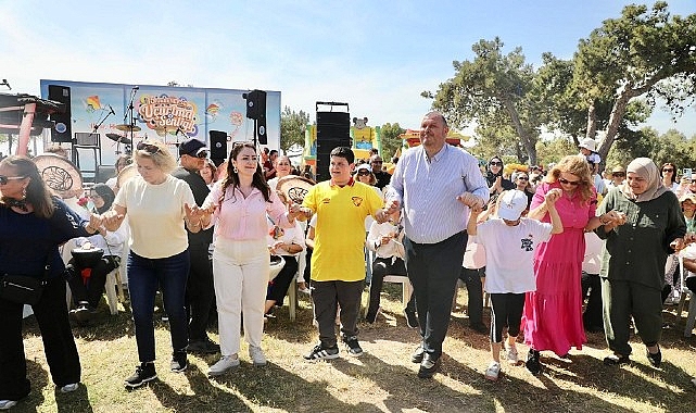 Menderes Belediyesi’nin düzenlediği 15. Geleneksel Uçurtma Festivali renkli görüntülere sahne
