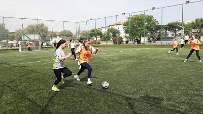 Menderes Belediyesi’nin pilates kurslarına katılan kadınlar etkinliklerle bahar hareketliliği yaşıyor.