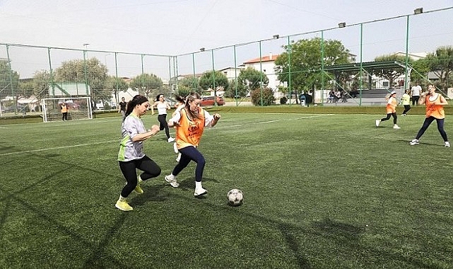 Menderes Belediyesi’nin pilates kurslarına katılan kadınlar etkinliklerle bahar hareketliliği yaşıyor.