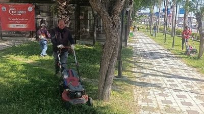 Menderes Belediyesi ilçe genelinde ot biçme çalışmaları gerçekleştiriyor. Kalabalık ot