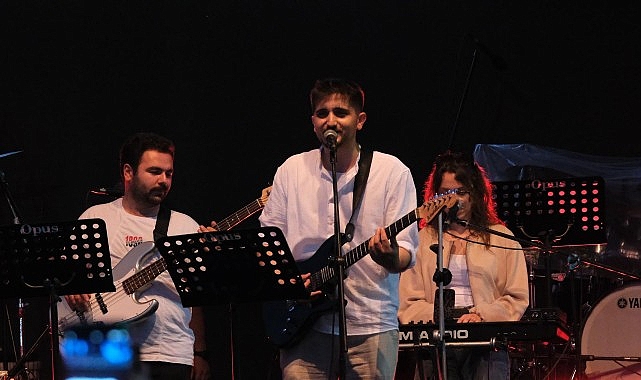 Cuma günü başlayan 16. Uluslararası Emiralem Çilek Festivali, ikinci gününde
