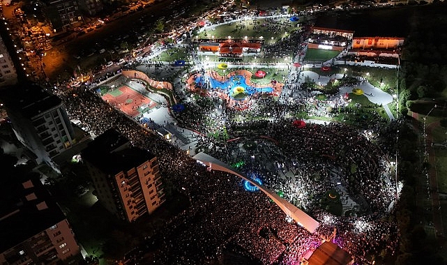 Menemen’de muhteşem gece! On binler buluştu… Menemen Belediyesi tarafından 23 bin metrekarelik alanda yapımı tamamlanan Kent
