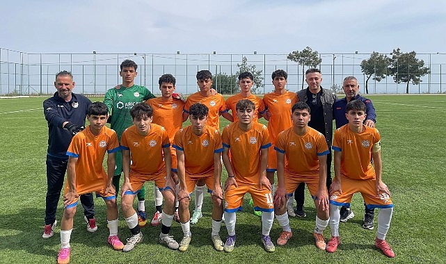 Mersin U-15 Ligi’nde şampiyon olan Yenişehir Belediyesi Spor Kulübü U-15