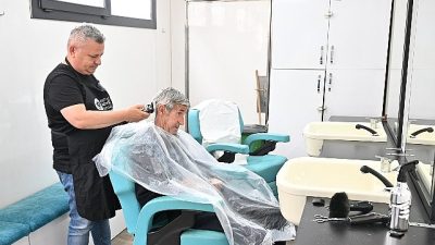 Antalya Büyükşehir Belediyesi’ne bağlı Mobil Kuaför Tırı, Halil Akyüz Huzurevi'nde