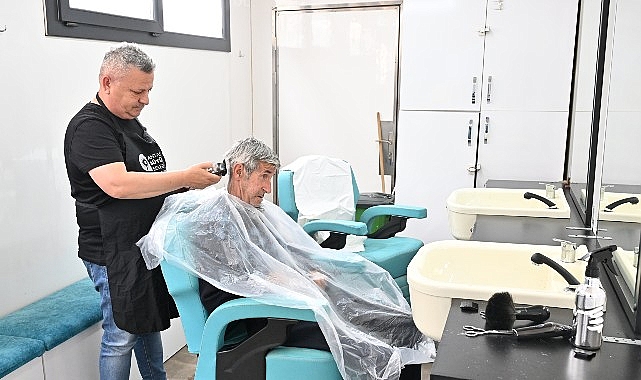 Mobil Kuaför ‘den huzurevi sakinlerine bayram tıraşı Antalya Büyükşehir Belediyesi’ne bağlı Mobil Kuaför Tırı, Halil Akyüz Huzurevi'nde