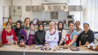 Konak Belediye Başkanı Nilüfer Çınarlı Mutlu’nun kadın ve çocukları önceleyen