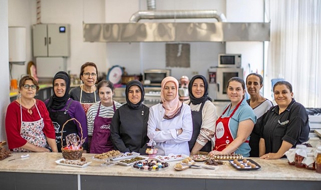 Konak Belediye Başkanı Nilüfer Çınarlı Mutlu’nun kadın ve çocukları önceleyen