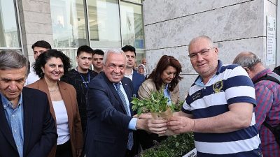Nilüfer Belediyesi’nin geleneksel hale getirdiği “Fide Bizden Ürün Sizden” etkinliği