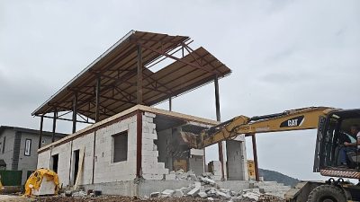 Nilüfer Belediyesi yıkım ekipleri, tarım alanları üzerine ruhsatsız inşa edilen