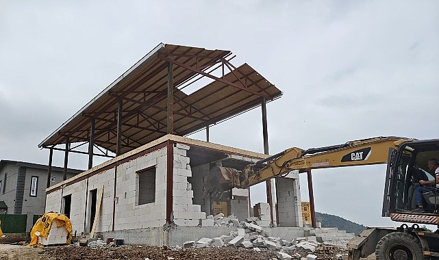Nilüfer’de iki kaçak yapı yıkıldı Nilüfer Belediyesi yıkım ekipleri, tarım alanları üzerine ruhsatsız inşa edilen