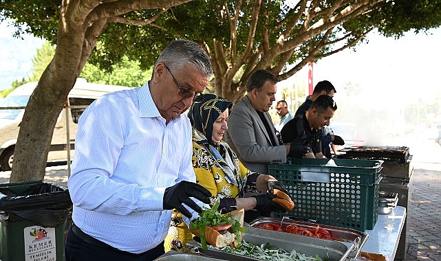 Öğrencilere deneme sınavı sonrası mangal partisi Kemer Belediye Başkanı Necati Topaloğlu, Ahmet Erkal Destek Eğitim Kursu'nda