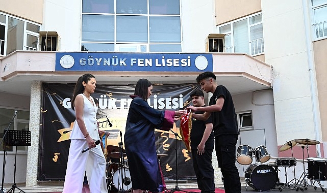 Öğrencilerin mezuniyet sevinci Kemer Belediye Başkanı Necati Topaloğlu, Göynük Fen Lisesi ve Ünal