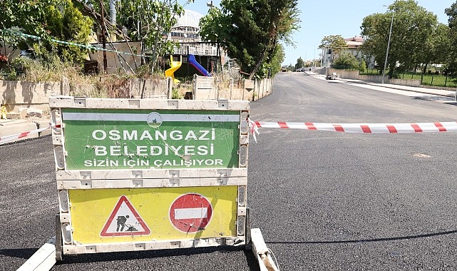 Osmangazi Belediyesi 900 Ton Asfalt Döktü Osmangazi Belediyesi, ilçedeki asfalt yenileme çalışmalarını aralıksız sürdürüyor. Yapılan çalışmalar