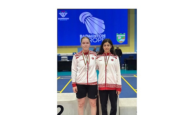 Osmangazi Belediyespor Kulübü’nün başarılı badminton sporcuları Elifnur Demir ve Zeynep