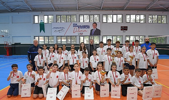 Osmangazi Belediyespor’dan Badmintonda Tarihi Başarı Osmangazi Belediyespor’un badminton altyapısında yetişen sporcular, üniversiteden ilkokula kadar tüm