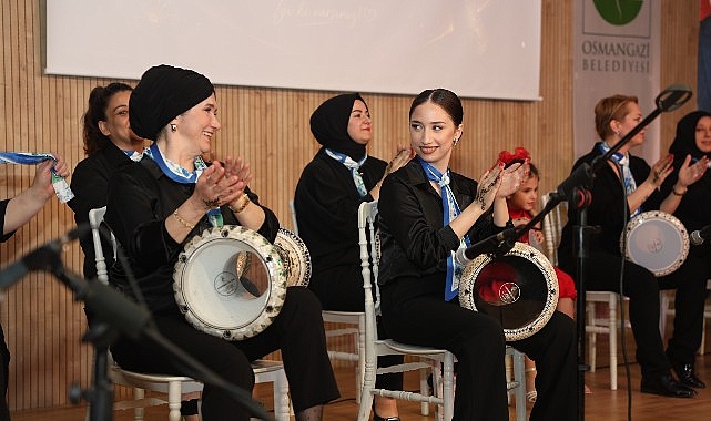Osmangazi’de Anneler ve Kızları Aynı Sahnede Ritim Tuttu Osmangazi Belediyesi, Anneler Günü’ne özel olarak renkli bir etkinliğe imza