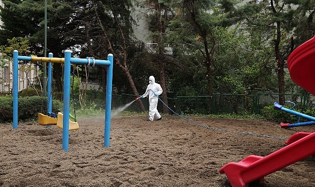 Osmangazi Belediyesi, yaz aylarında artan bakteri riskine karşı parklar ve