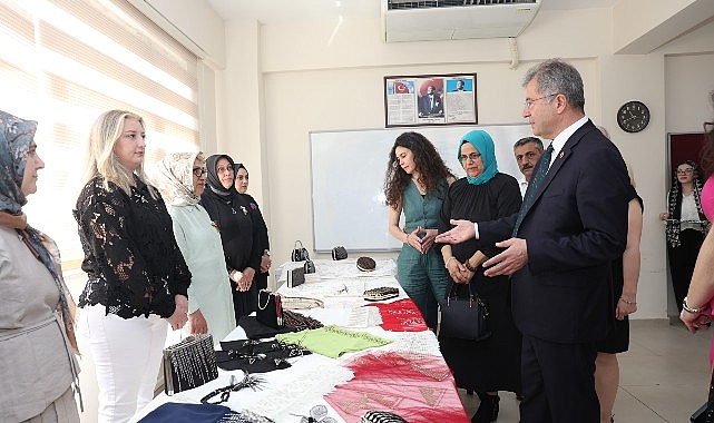 OSMEK Kursiyerlerinin Eserleri Hüdavendigar’da Sergilendi Kadınların üretime katılımını destekleyen Osmangazi Belediyesi’nin OSMEK kursiyerleri tarafından hazırlanan